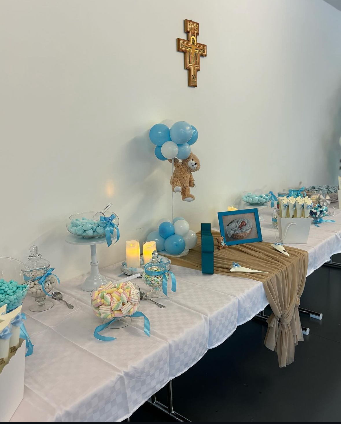 150 fr. ( 1 centrotavola, baratoli supporti, tovaglia, 1 kg di confetti + 1 kg di marshmellow