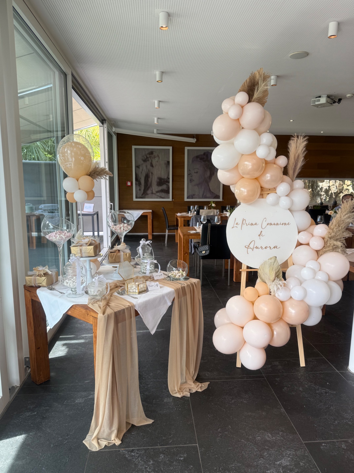 Cavalletto con arco palloncini+ tavola confetta( incluso mezzo kilo di confetti e marshmellow) 190 fr.